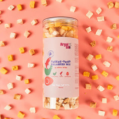 Arya Sit! freeze-dried treats pack closed, preserved freshness for on-the-go feeding.