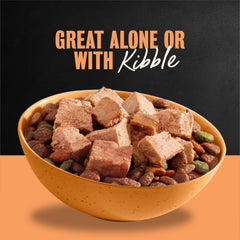Cesar Classic Loaf in Sauce chicken-liver chunks close-up.