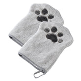 Muddi Mitt demonstrates precise paw grooming with soft microfiber