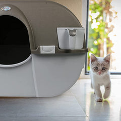 Close-up of the self-cleaning grate on Omega Paw Roll N Clean.