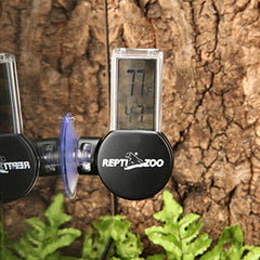 REPTI ZOO suction-cup mount enables flexible front or side glass placement.