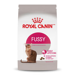 Royal Canin Fussy kibble aroma close-up highlights a palatable meal for picky cats.