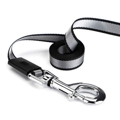 Segarty leash brake button demonstrates quick, secure stopping during training sessions.