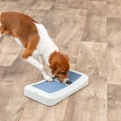 TRIXIE Rod Board non-slip feet keep the board steady during energetic sessions.