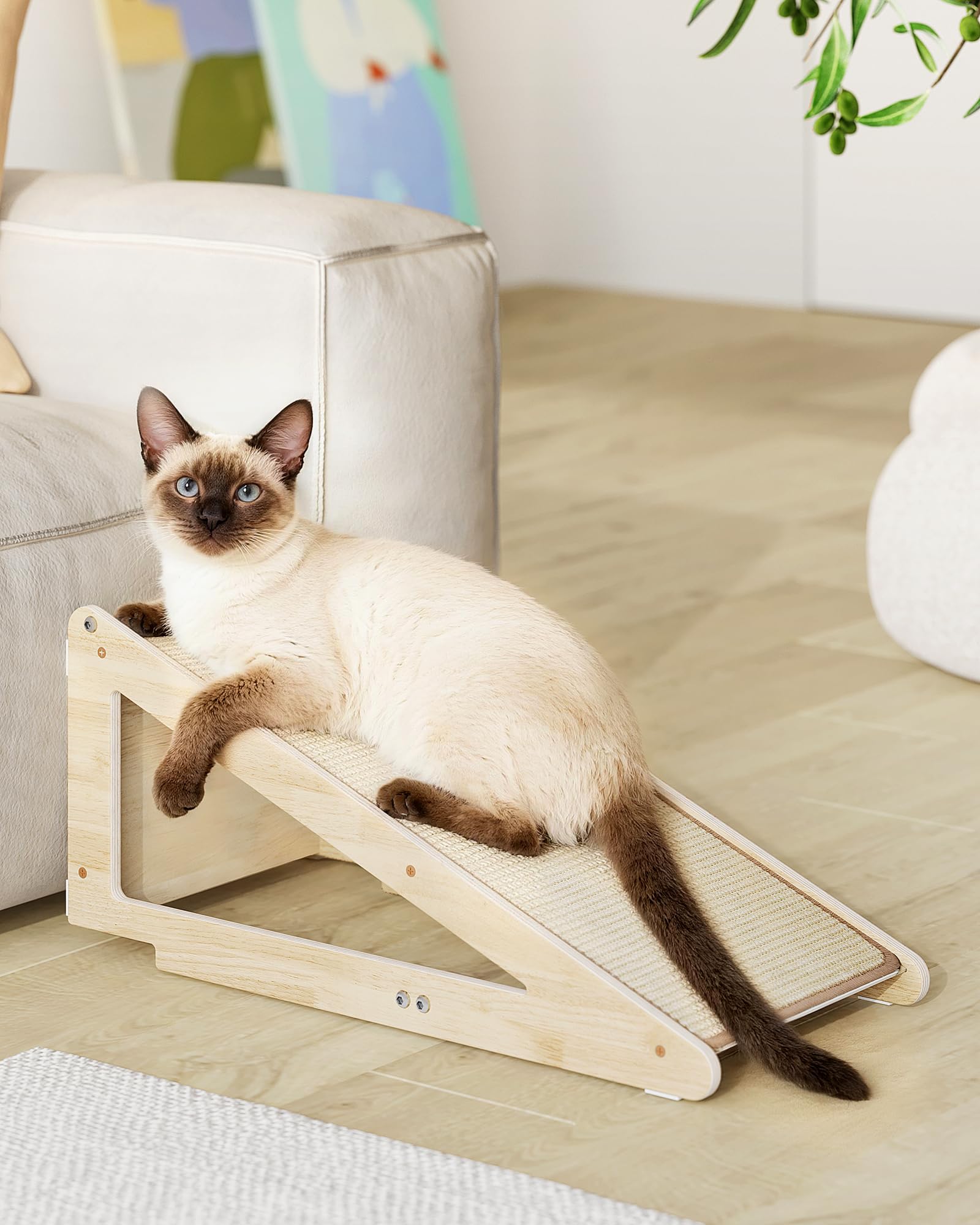 Aechonow 26.4-inch scratch pad for indoor cats supports stretching and scratching.