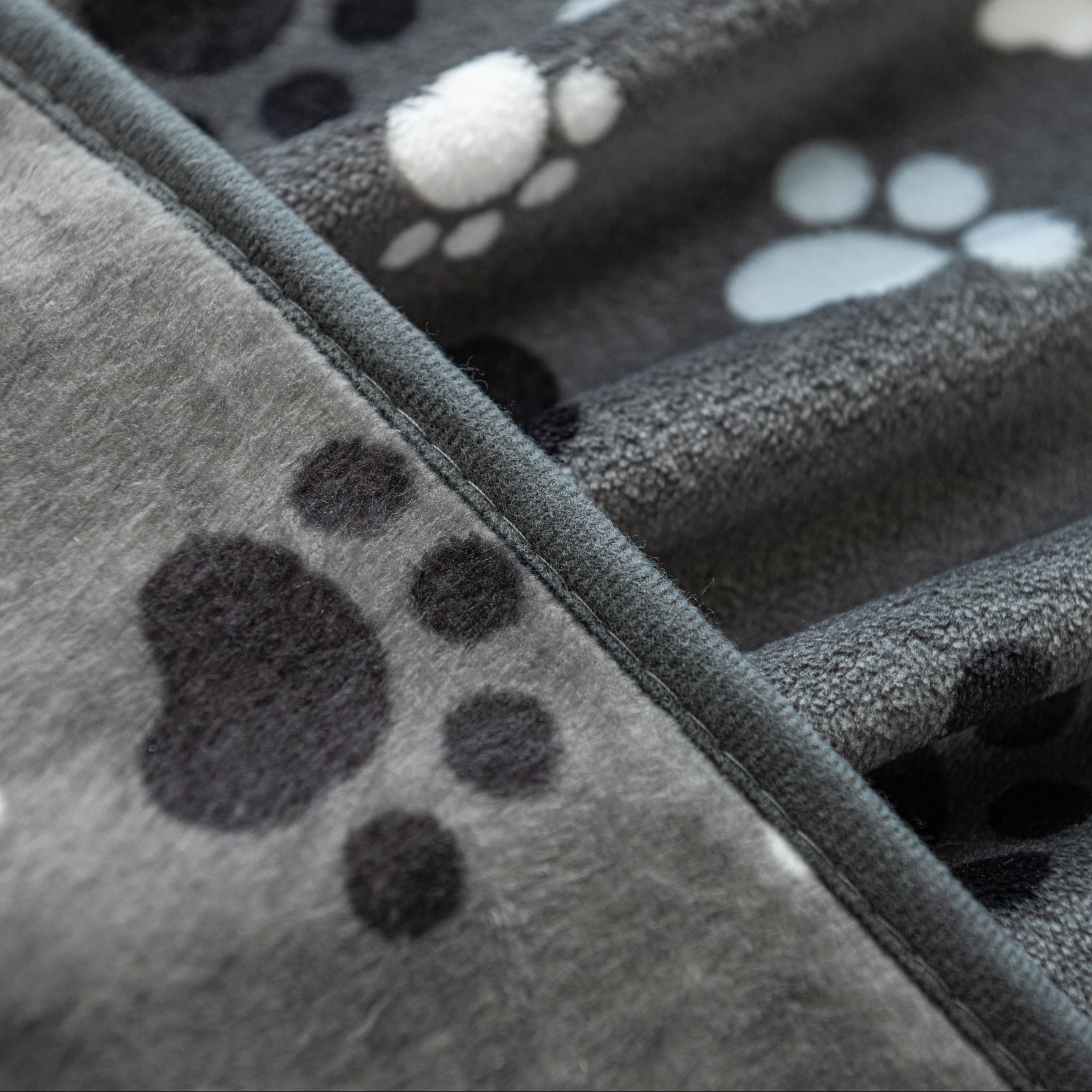 AIWEK lightweight cover protects sofas from pets and hair.