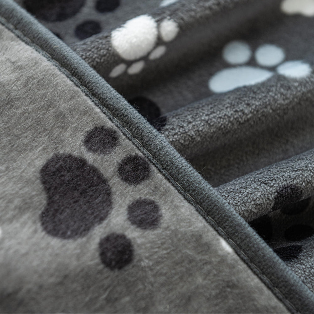 AIWEK lightweight cover protects sofas from pets and hair.