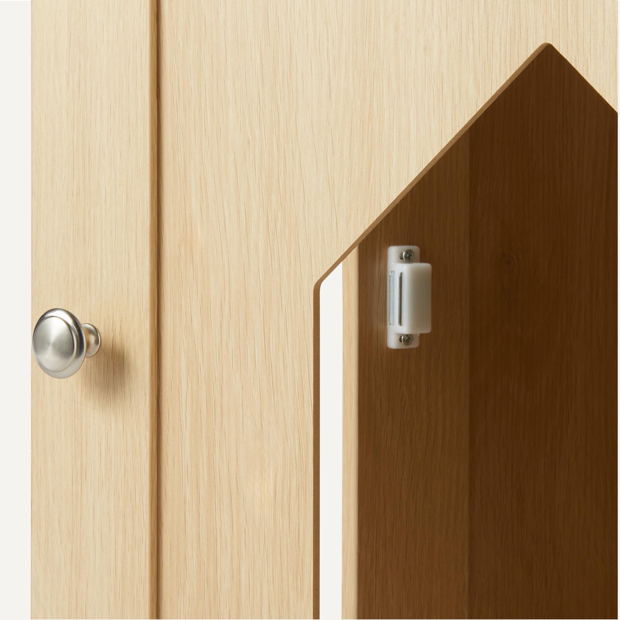 Amazon Basics privacy door design provides cat privacy and odor management.
