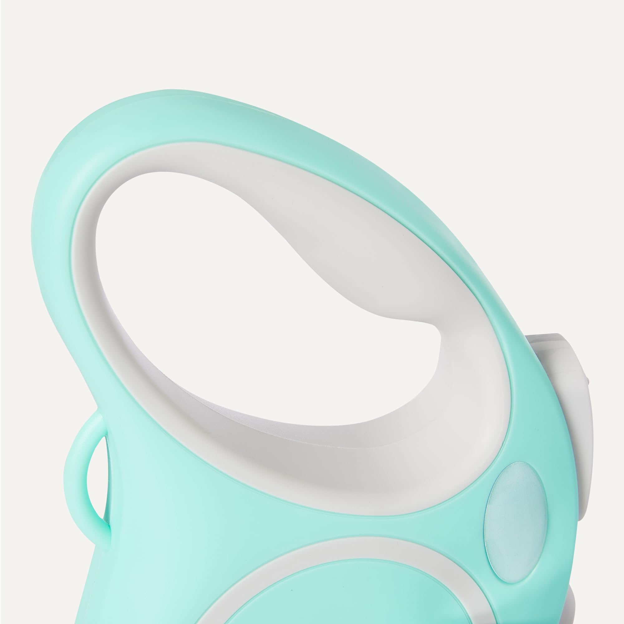 Amazon Basics retractable dog leash demonstrates quick-lock function for easy length adjustment