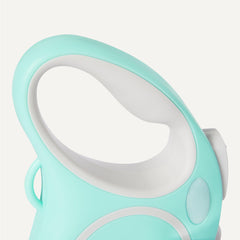 Amazon Basics retractable dog leash demonstrates quick-lock function for easy length adjustment