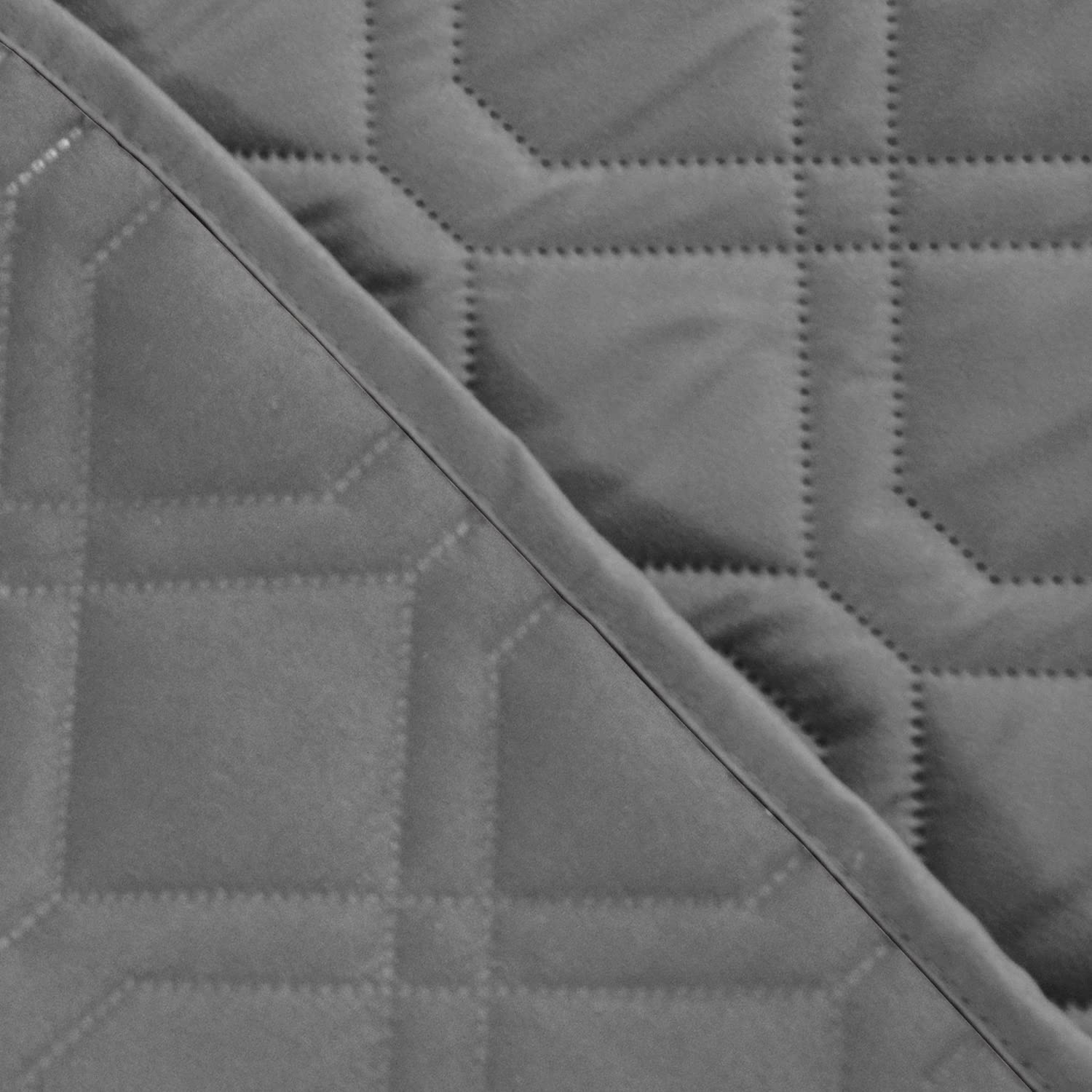 Ameritex family-friendly blanket suitable for pets and children