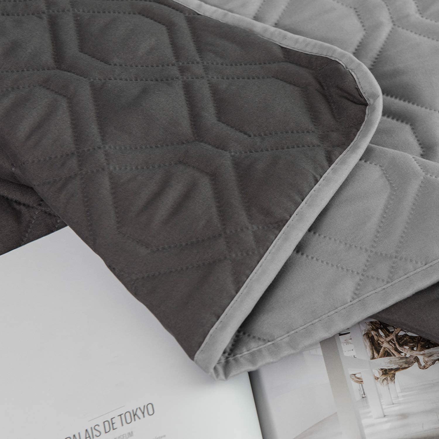 Ameritex waterproof pet blanket suitable for protecting beds and couches
