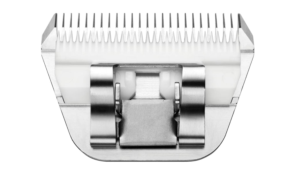Andis ceramicEDGE Wide Blade 4FW side view highlights wide blade for efficient clipping.