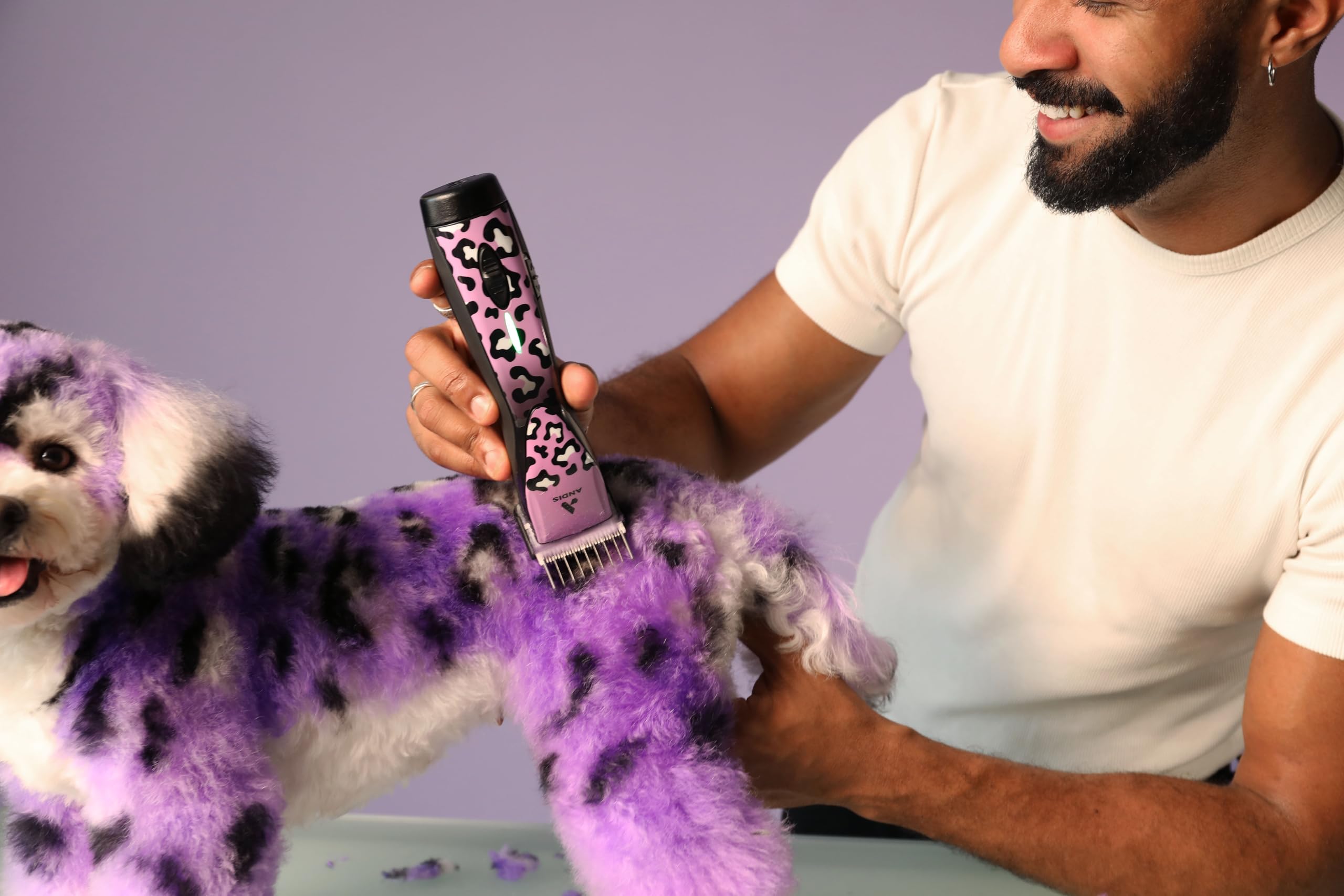 Replaceable Li‑ion battery extends grooming run time.