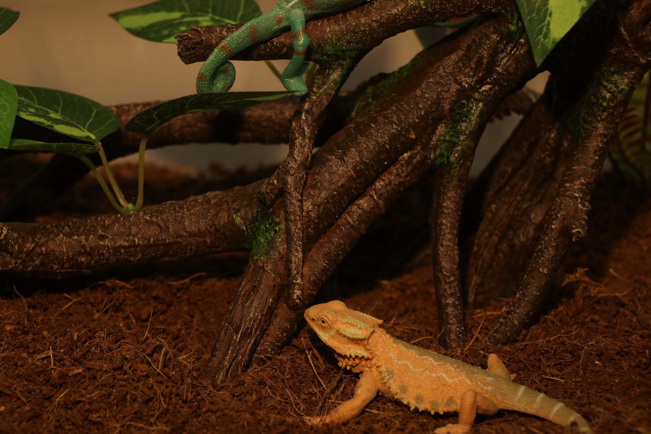 AQUA KT Reptile Branch supports climbing for bearded dragons, geckos, and chameleons.