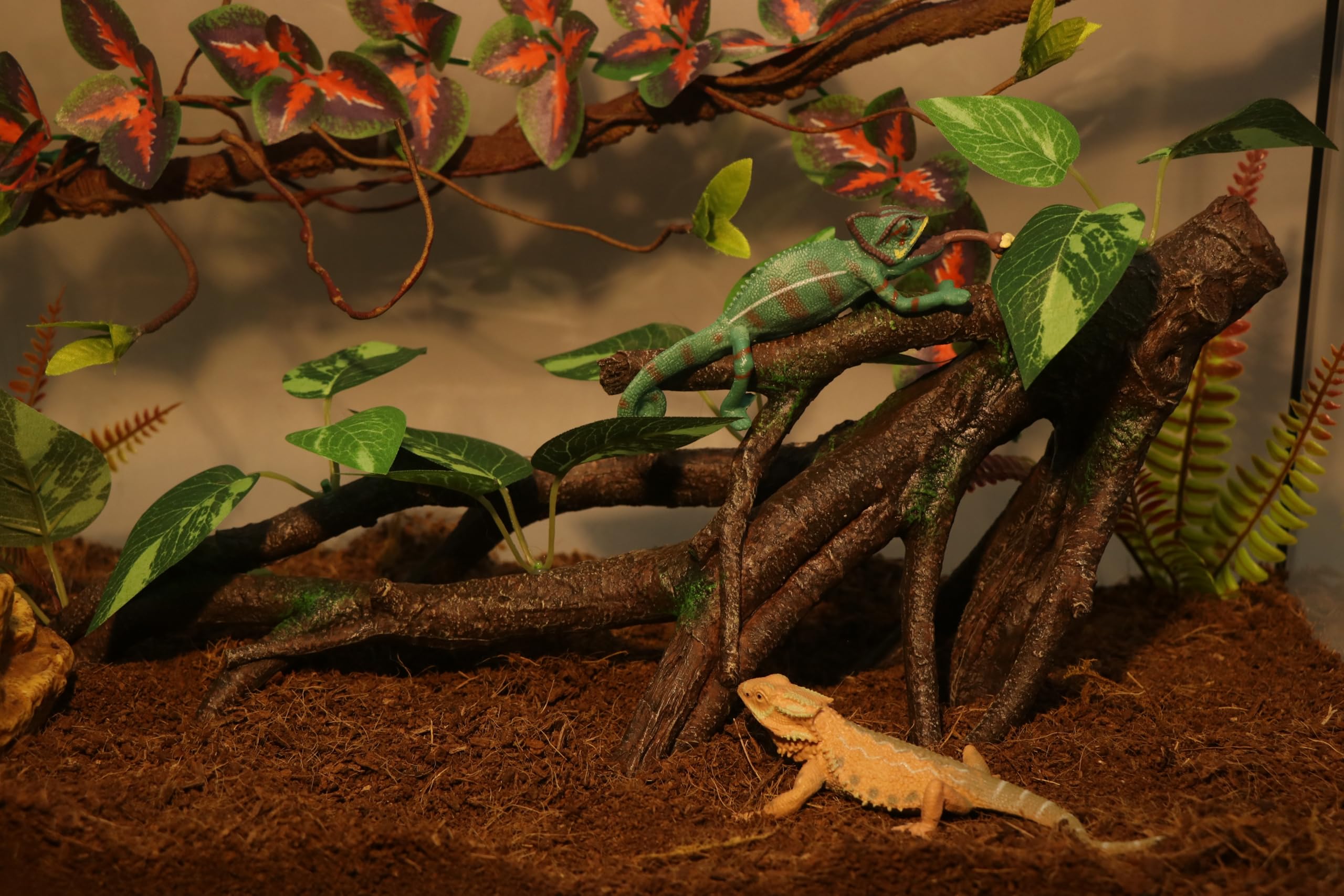 AQUA KT Reptile Branch textured resin close-up demonstrates durable, safe perching.