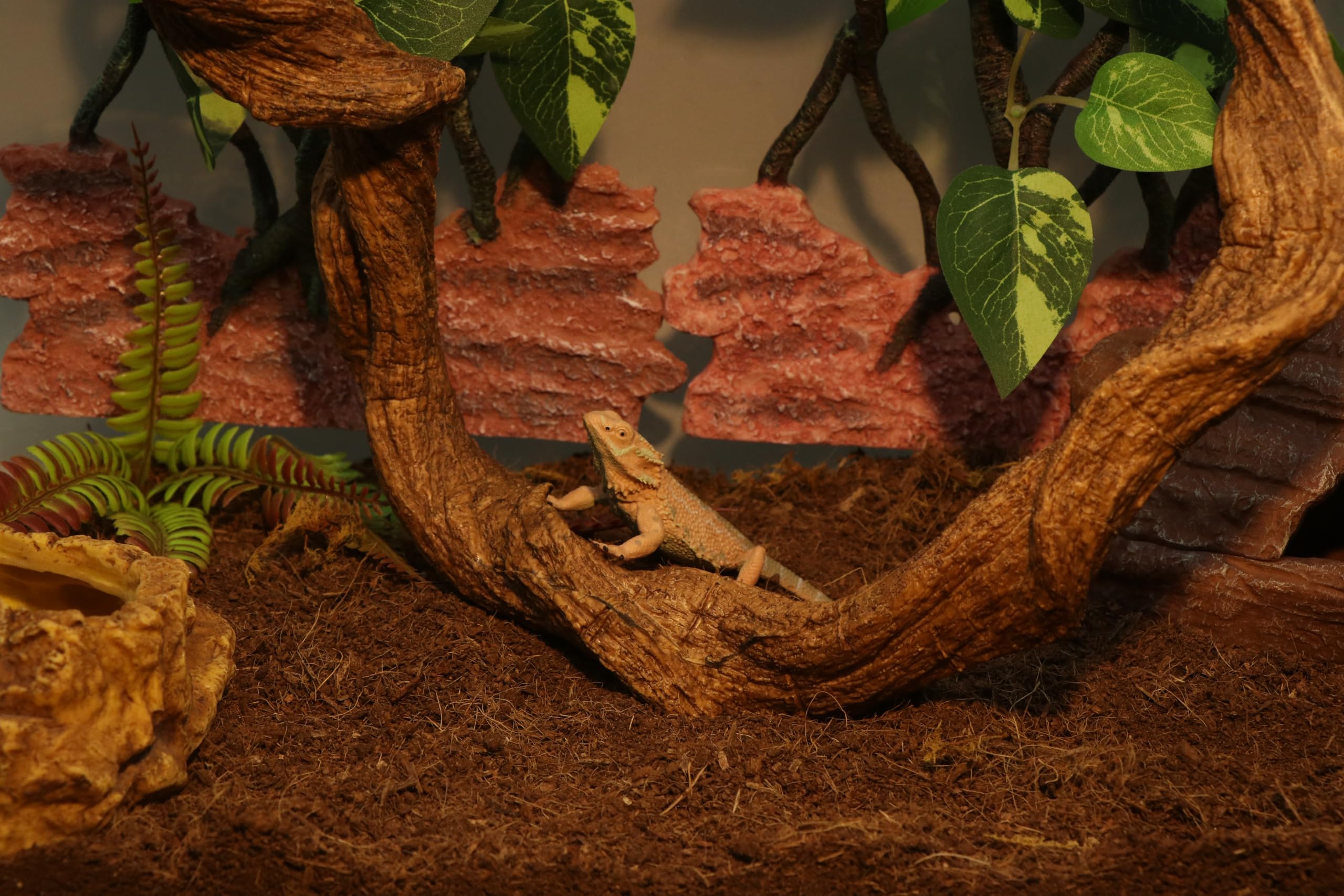 AQUA KT Reptile Twist Climber Vine side view showing bendable design for custom layouts
