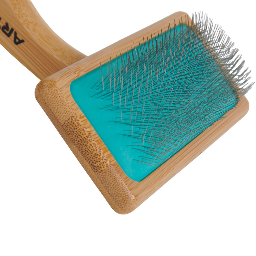 Artero Nature Collection M detangling action with gentle pin pressure.