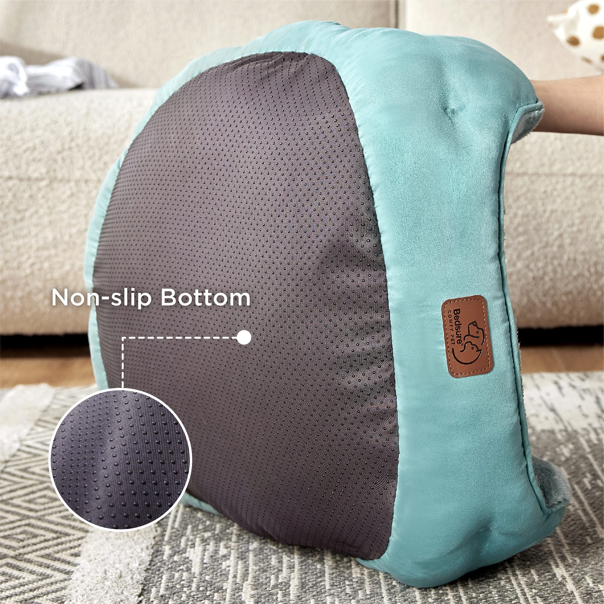 Non-slip bottom shown preventing bed movement during pet activity.