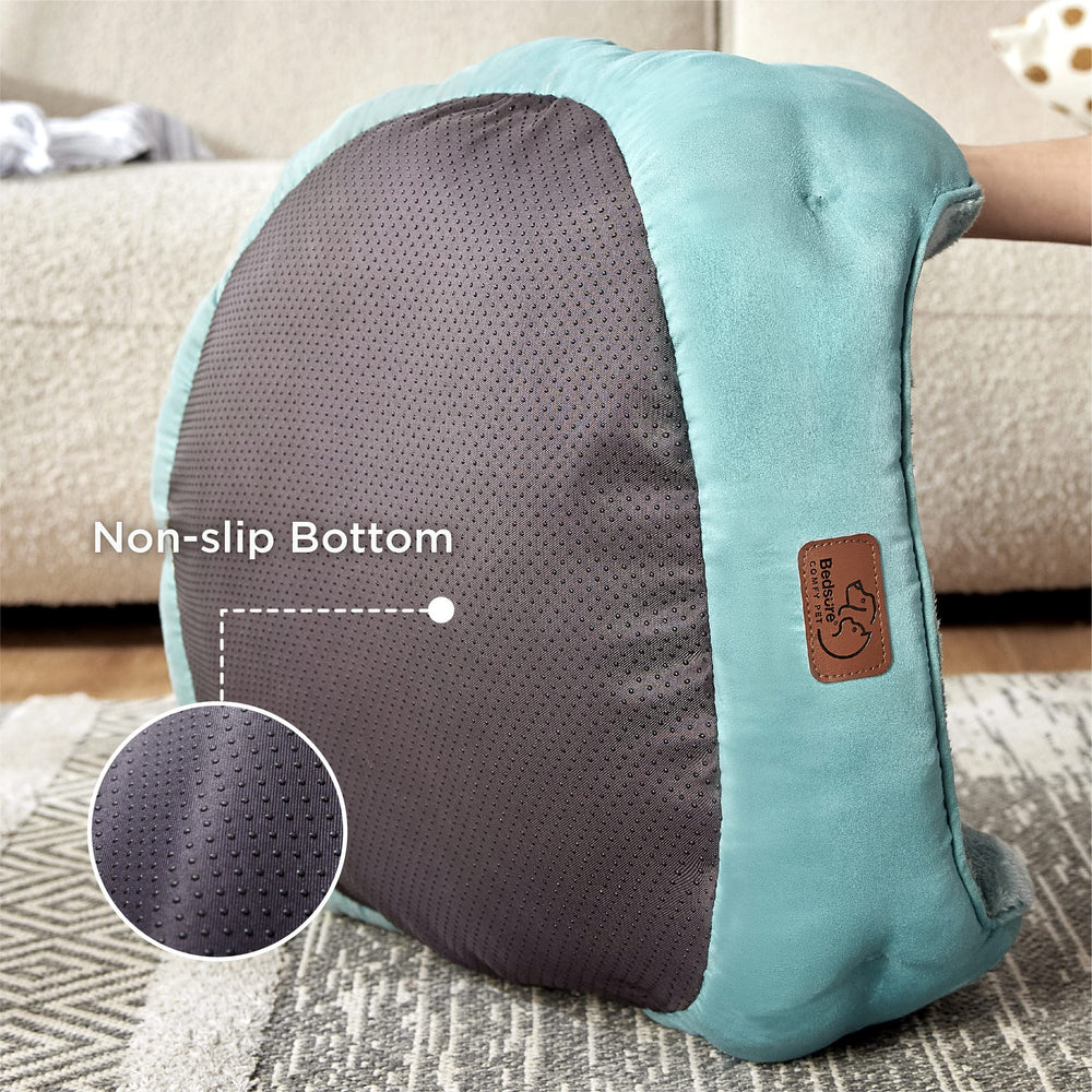 Non-slip bottom shown preventing bed movement during pet activity.