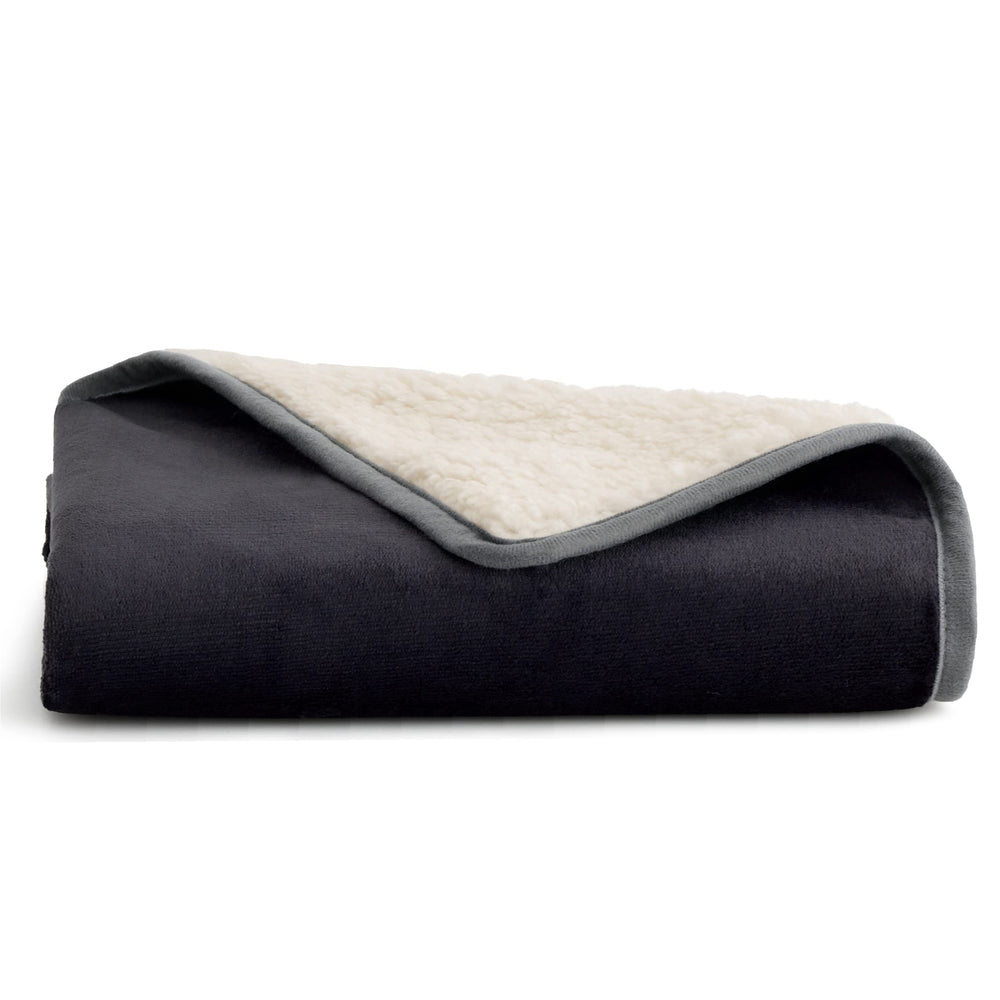 Bedsure blanket ideal for indoor cats and kittens