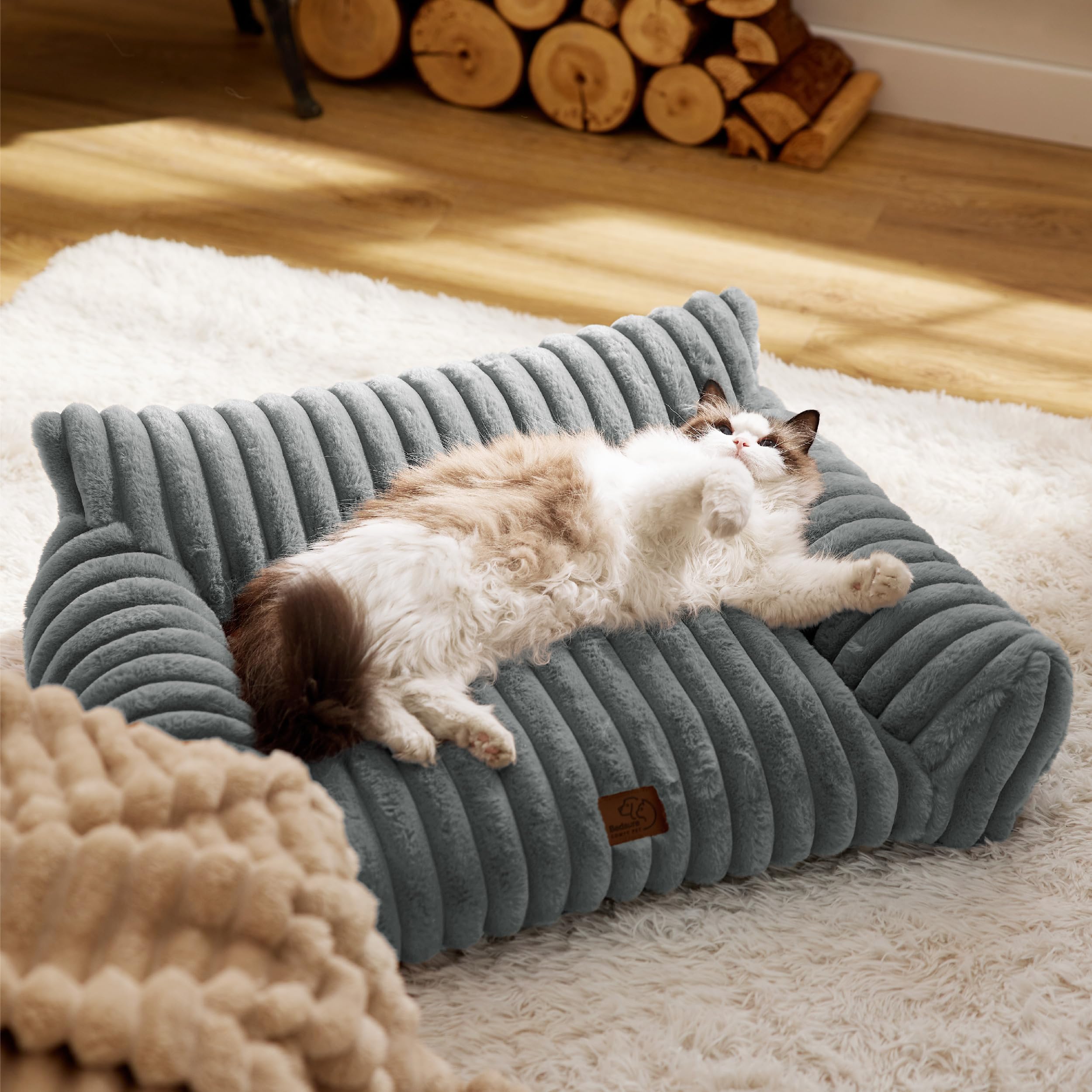 Bedsure ComfyFleece cat couch in-use with pet showcases cozy lounging.