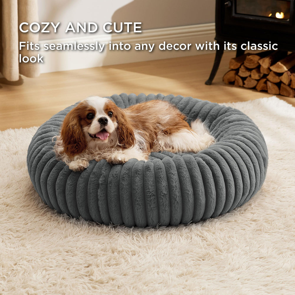 Bedsure ComfyFleece Donut Bed non-slip bottom keeps the bed in place.