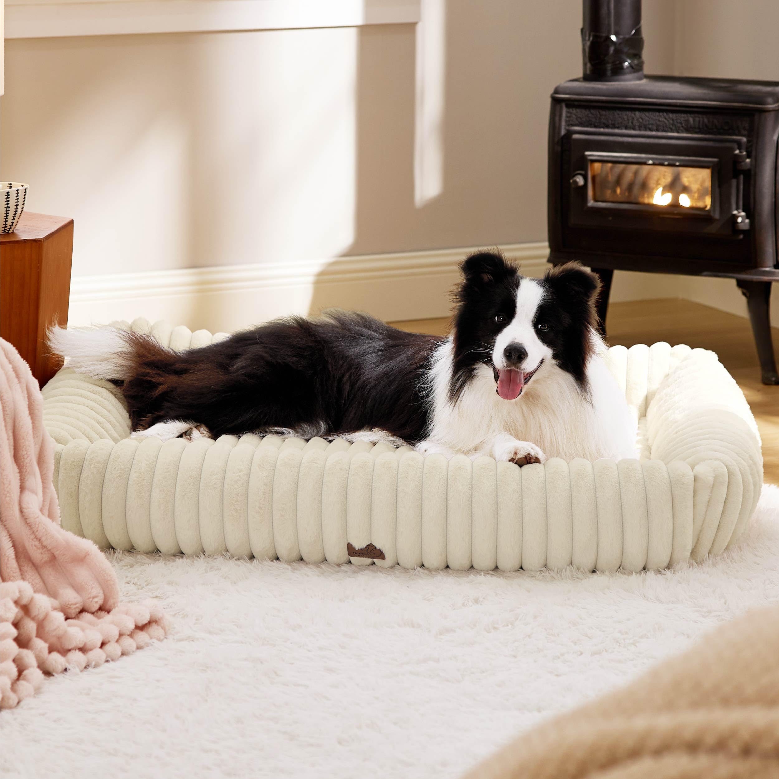 Bedsure ComfyFleece XL dog bed side view with raised edges for neck support.