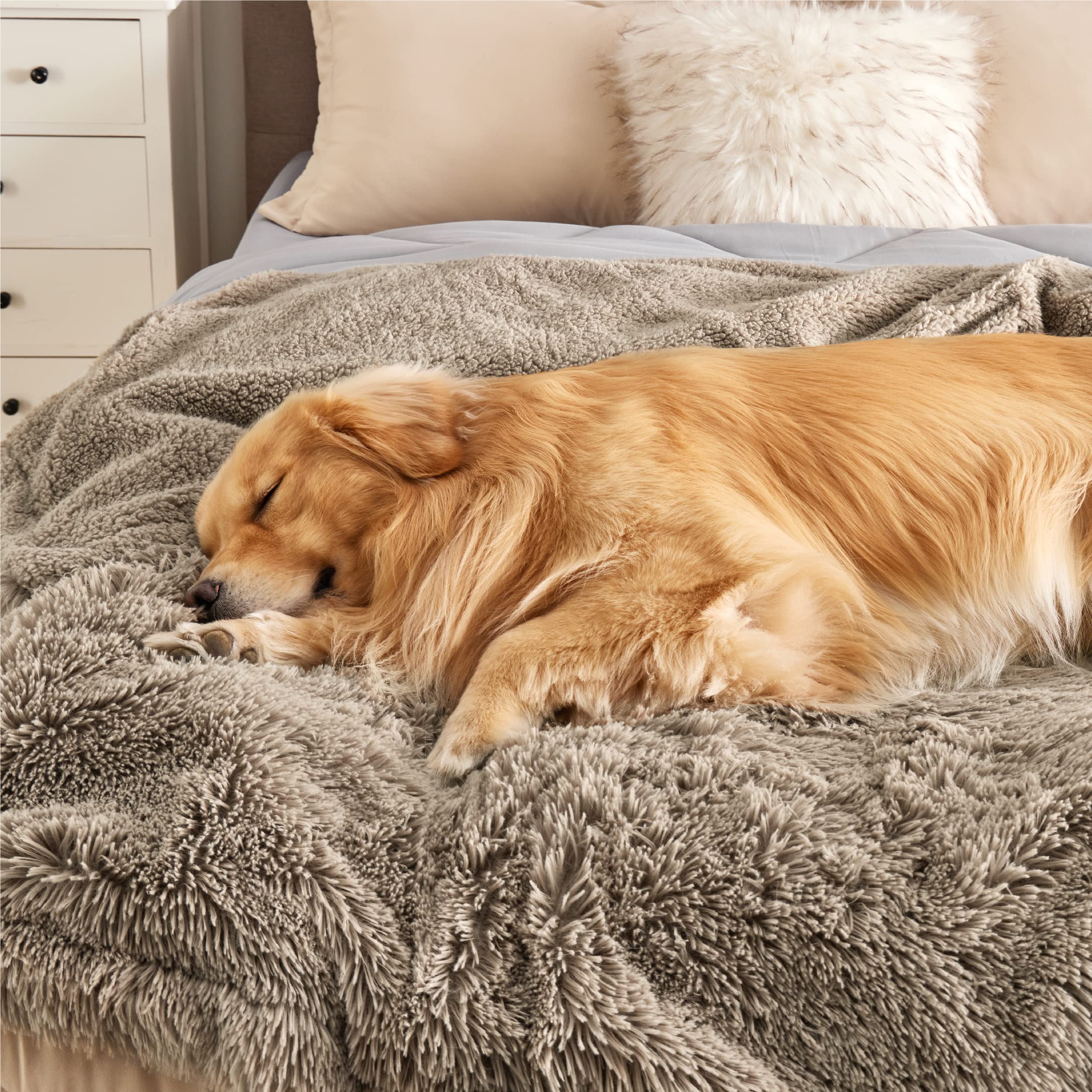 Bedsure easy-care blanket is machine washable for quick cleaning.
