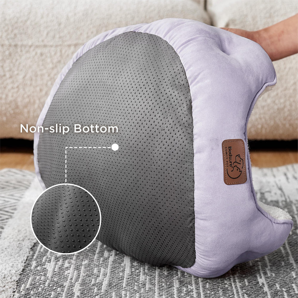 Bedsure round dog bed features a bolster design to support the head and neck.