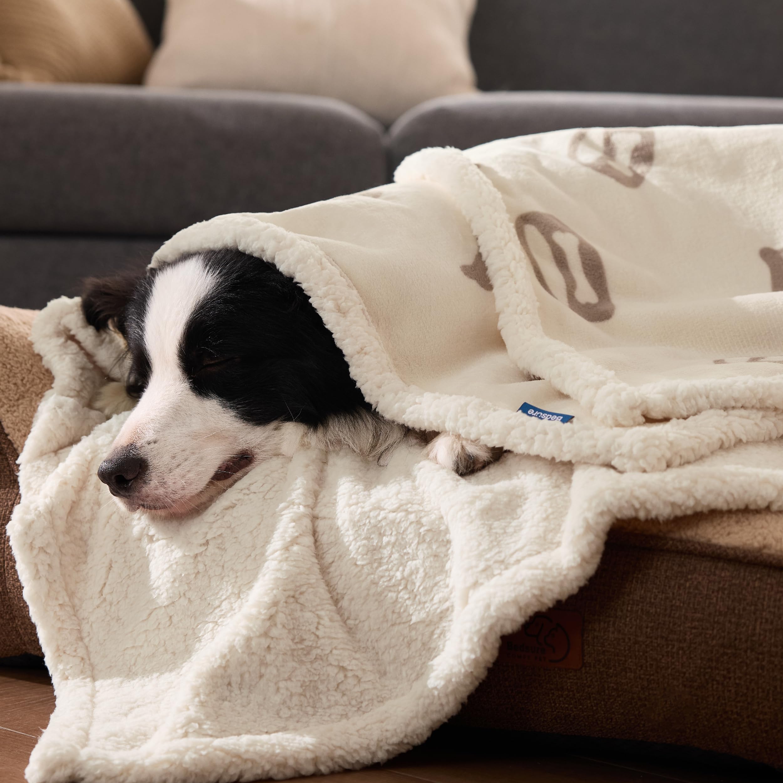 Bedsure twin size sherpa blanket on bed, compact and protective