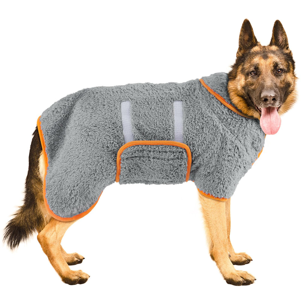 Bienbee dog bathrobe fleece close-up shows quick absorption.