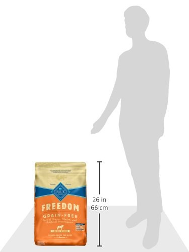 Blue Buffalo Freedom grain-free large breed features chicken first ingredient close-up