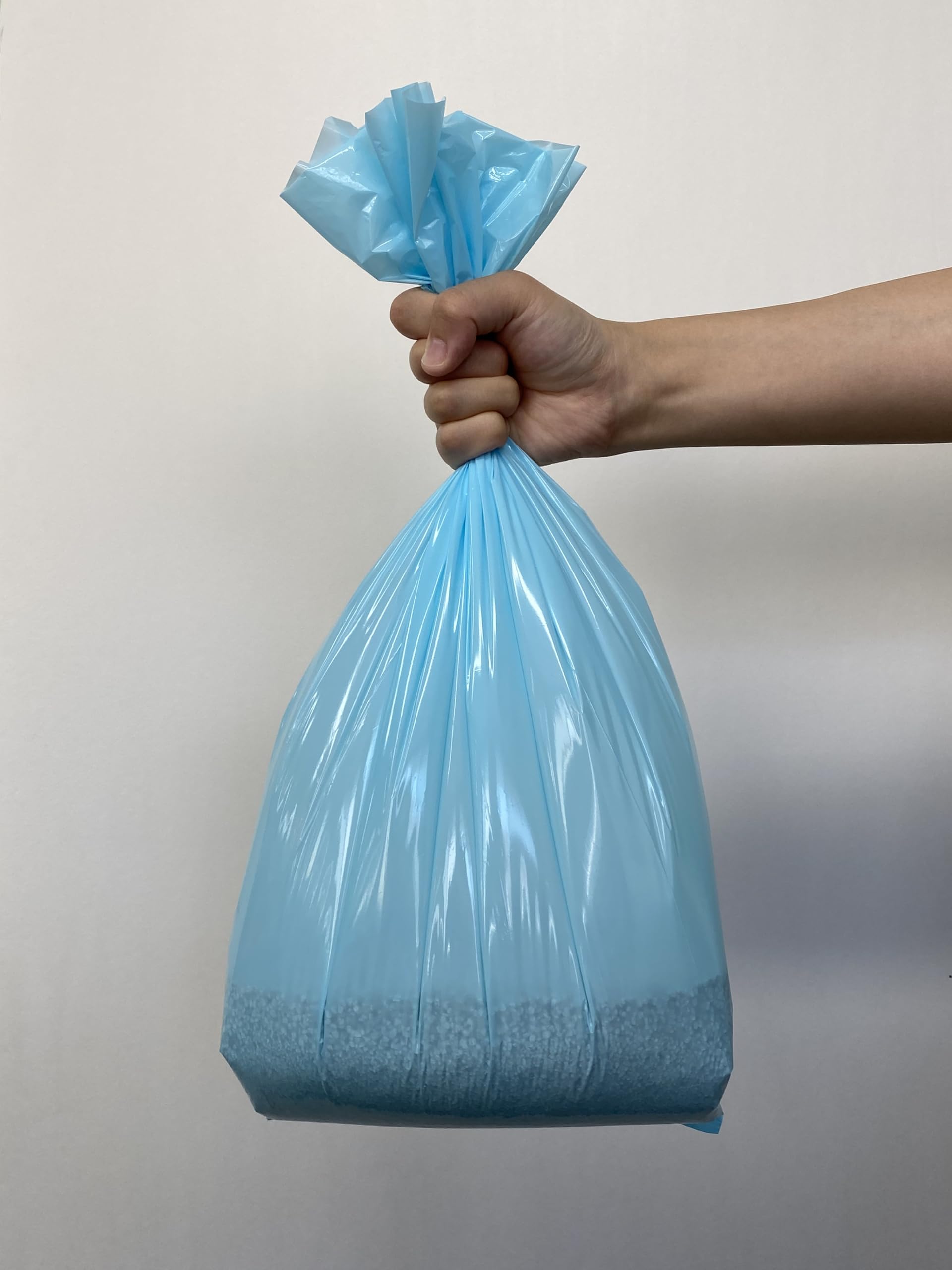BOS advanced odor sealing technology helps reduce smells around litter area.