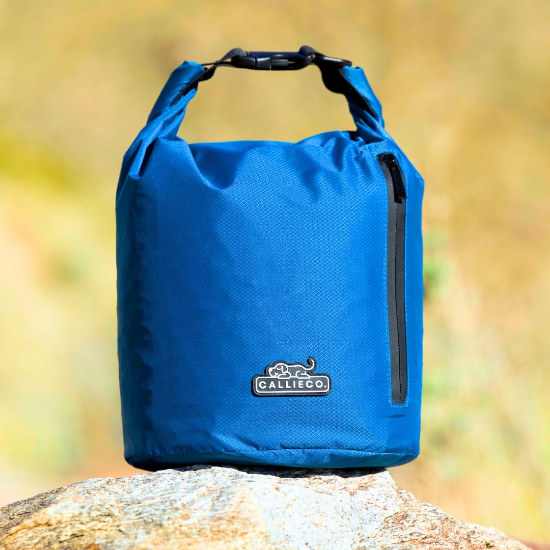 Blue Callieco bag helps keep pet meals organized at home and on trips.