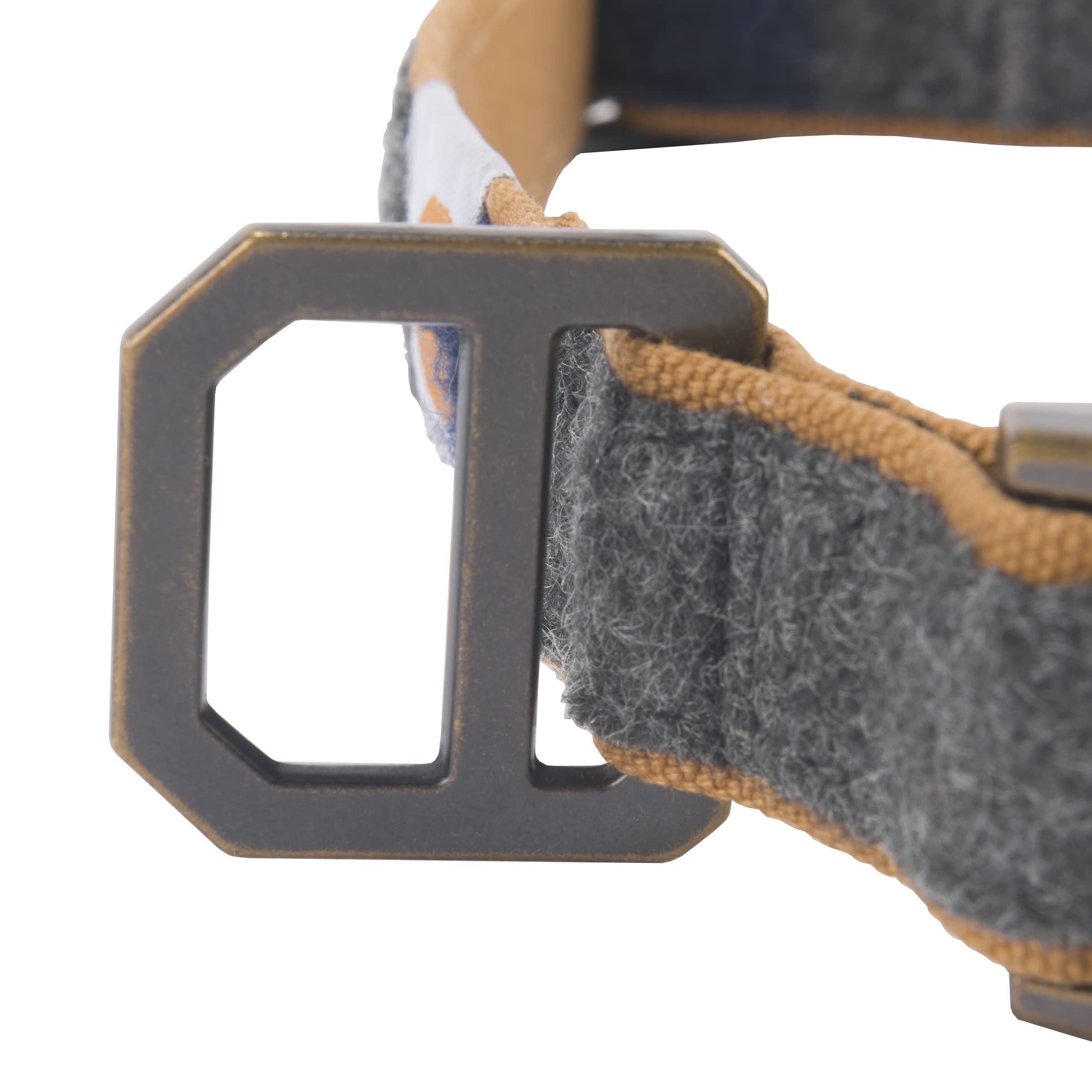 Carhartt blanket stripe pattern collar combines classic style and visibility.