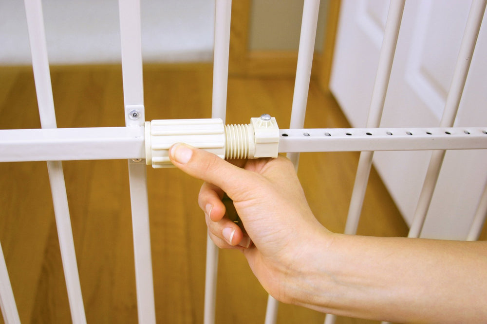 Carlson Lil Tuffy expands securely at doorways with adjustable pressure.