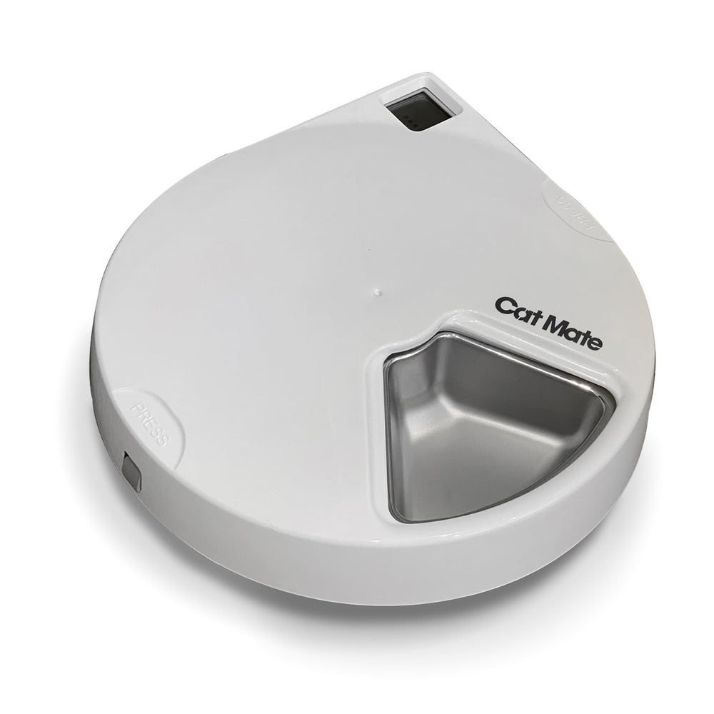 Securely fitting bowls inside the C500 five-bowl carousel for mess-free meals