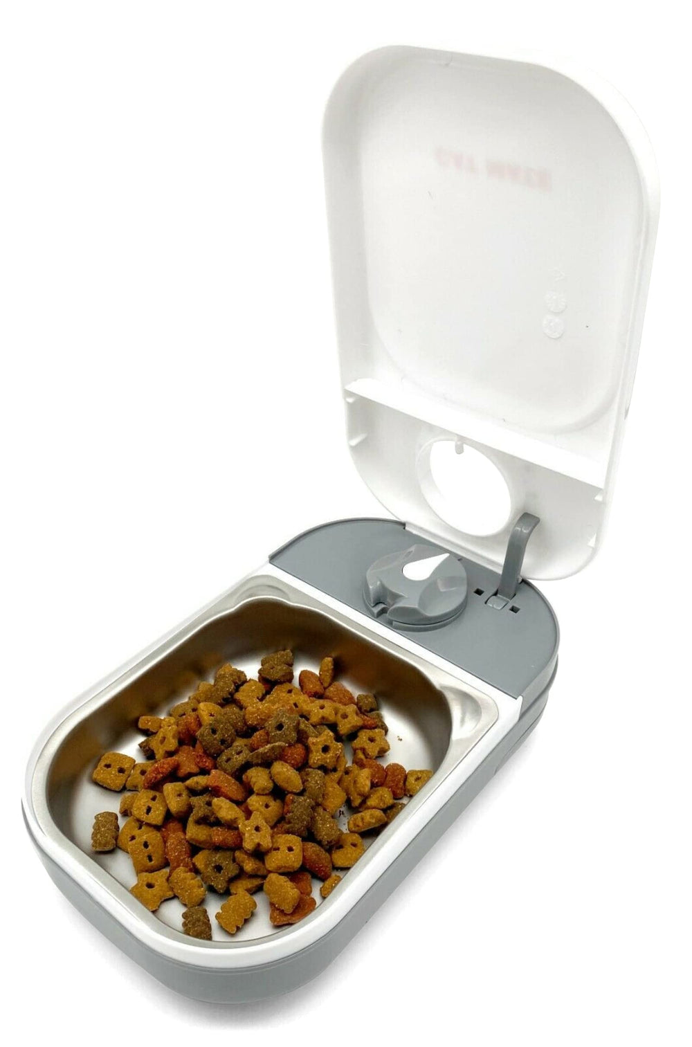 Cat Mate bowls have smooth edges for safer feeding