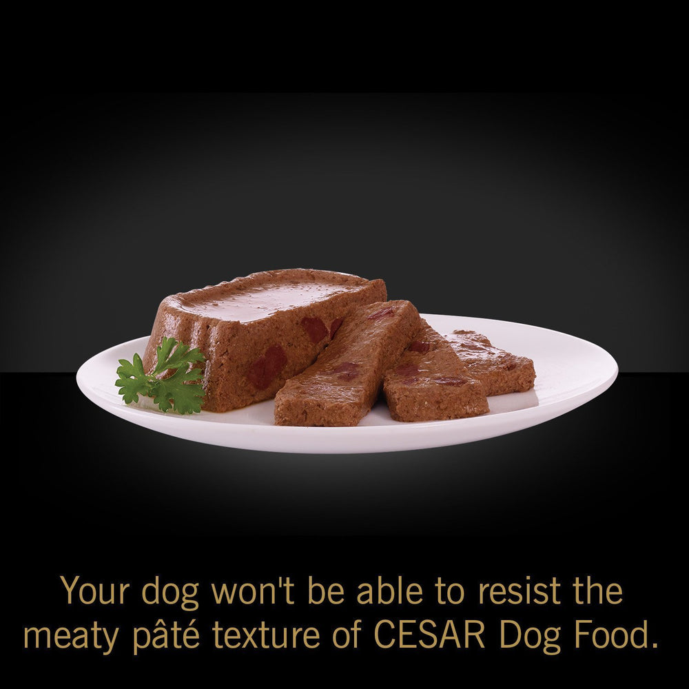 Cesar Classic Loaf in Sauce Grilled Chicken tray presents tender texture from slow cooking.