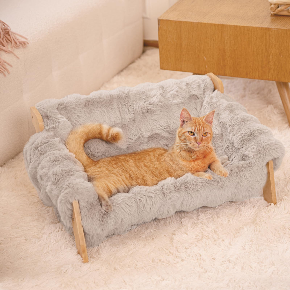 CHEERHOME PETS elevated cat couch wooden frame promotes airflow for a dry, comfy nap.