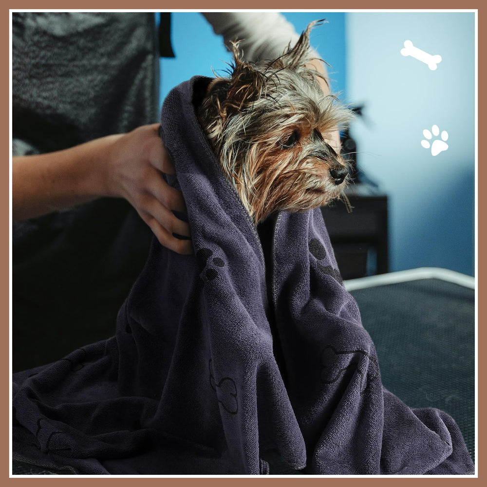 Chumia paw-print and bone-pattern towel, ideal for bath time.