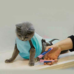 Cinf cat grooming bag with mesh panel supports water flow during baths.