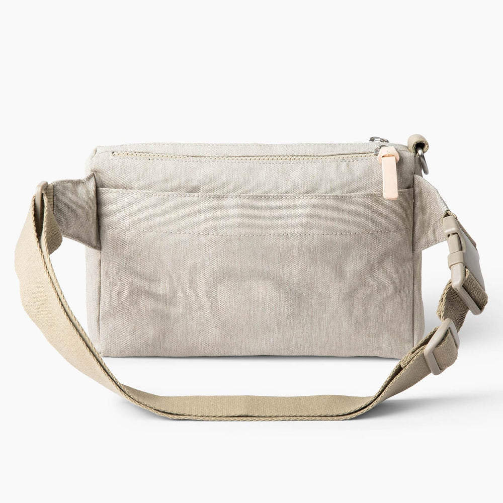 Cleverpup Water-Resistant Material protects contents during light rain.
