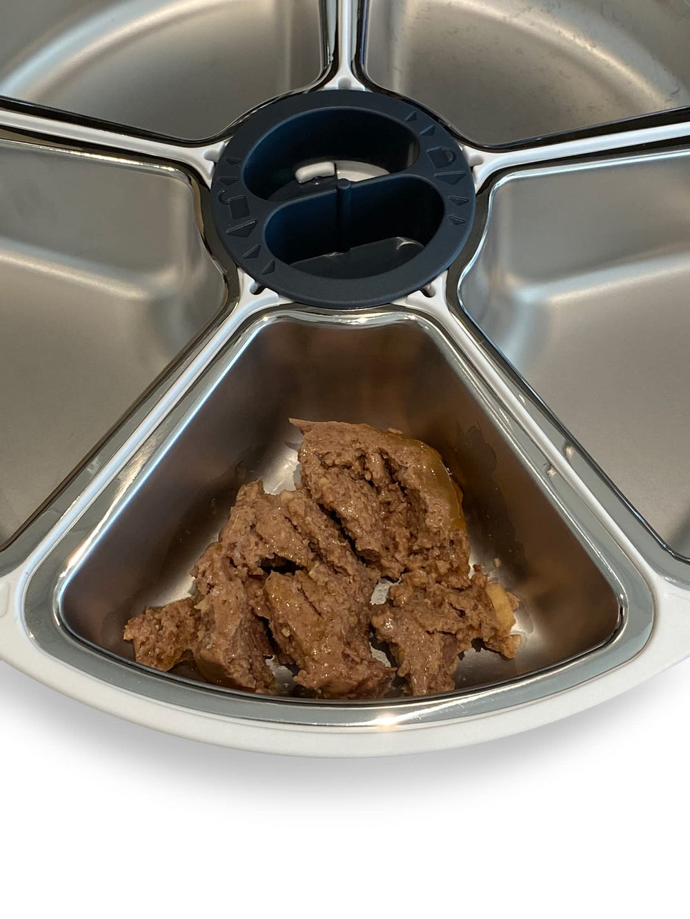 Closer Pets C500 can be fastened to a wooden board for extra stability.