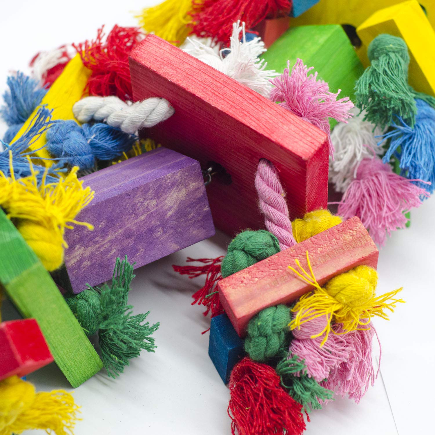 Deloky Bird Block Knots Toy hanging assembly demonstrates secure installation for parrots.