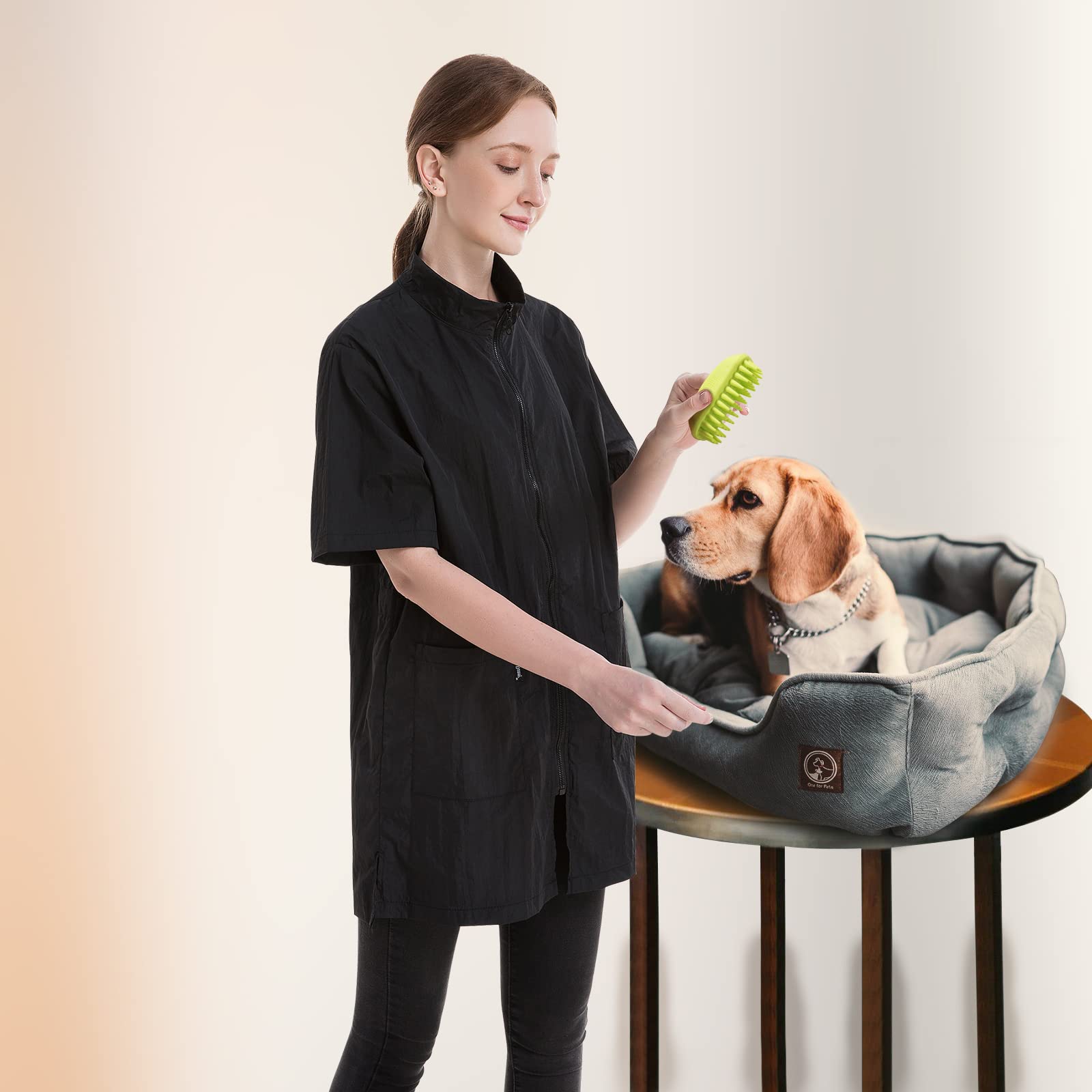 DHXYZZB grooming smock is easy to wipe clean after messy sessions.