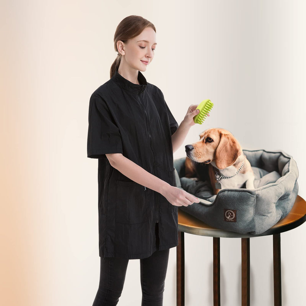 DHXYZZB grooming smock is easy to wipe clean after messy sessions.