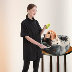 DHXYZZB grooming smock is easy to wipe clean after messy sessions.