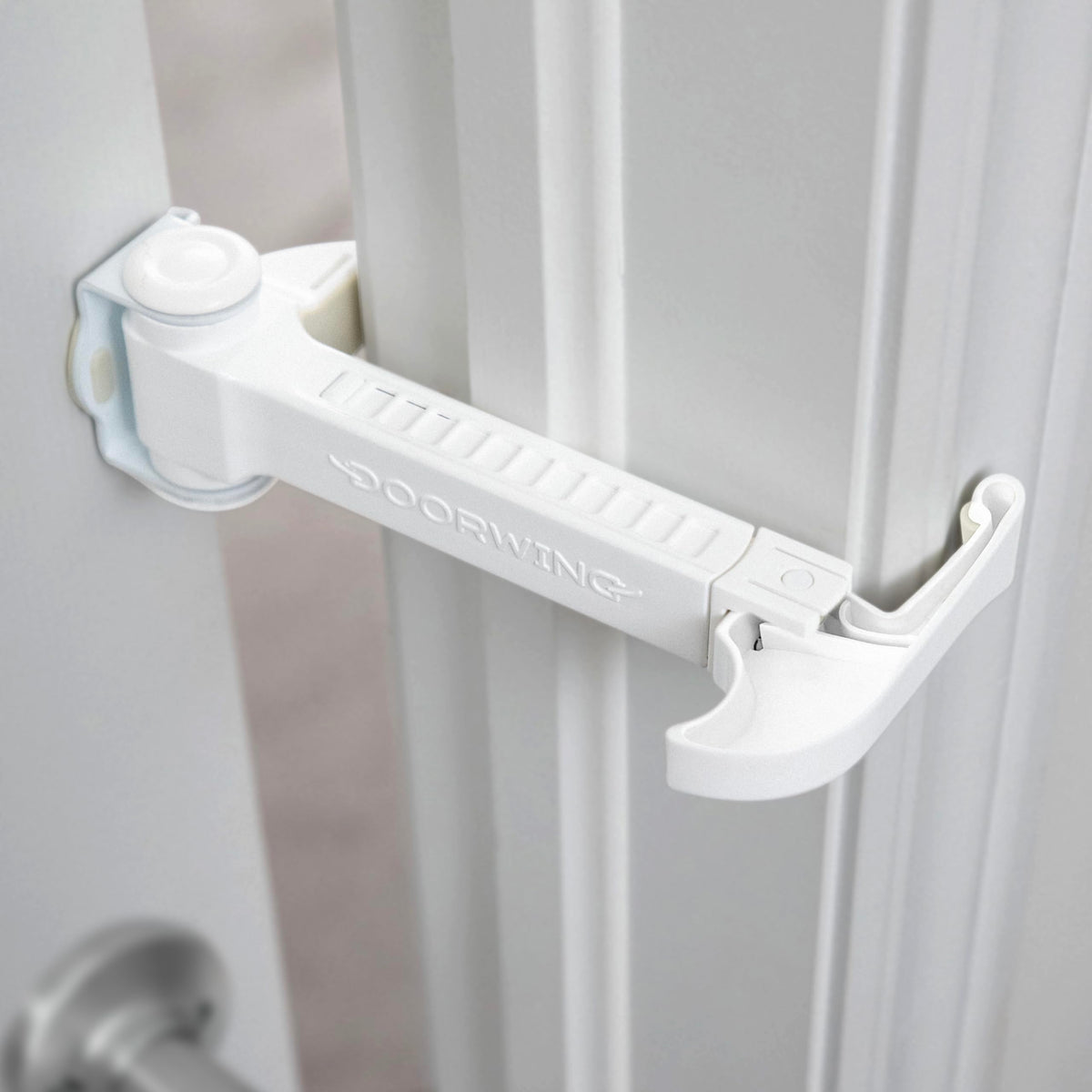 DOORWING portable door lock mounted on a door edge, quick, tool-free installation.